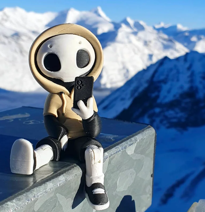 Endearing "Doom Scroll" Figures - A Touch of Humor for Your Space